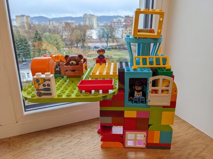 House made out of Duplo pieces